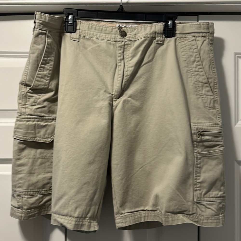 Columbia men’s cargo shorts. Zippered pocket on one side
